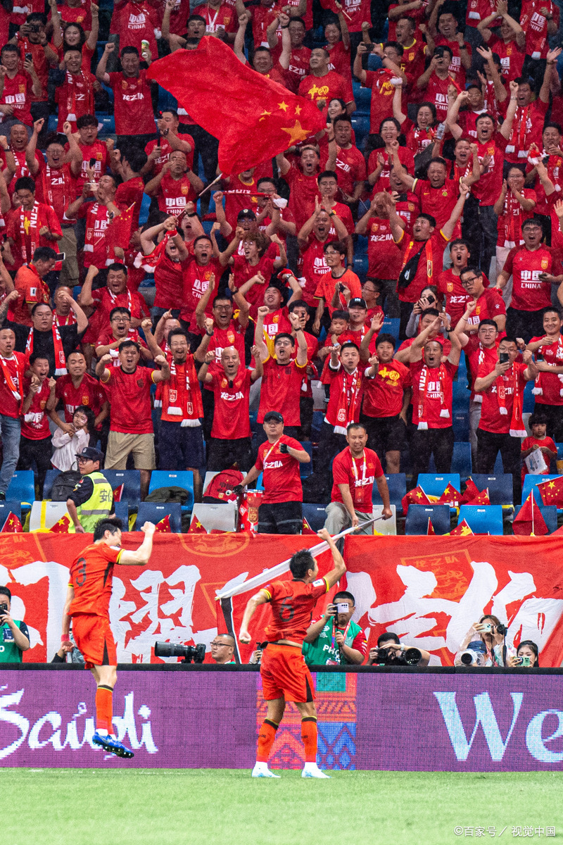 足球赛事拉开帷幕,球迷热情难以遏制 足球赛事拉开帷幕,球迷热情难以遏制